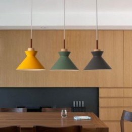 Lámpara colgante tipo rombo con detalle de madera