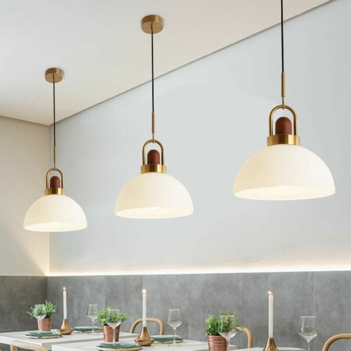 Lámpara colgante cúpula con detalle dorado y madera