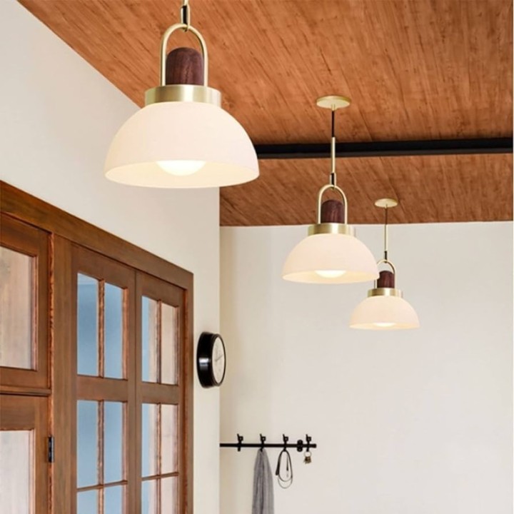 Lámpara colgante cúpula con detalle dorado y madera